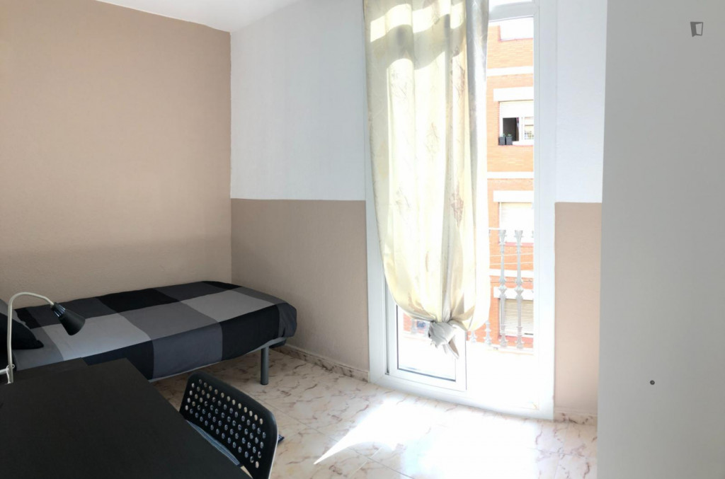 Sunny single bedroom in El Camp de l'Arpa del Clot - Barcelone - chambre - ImmoJeune