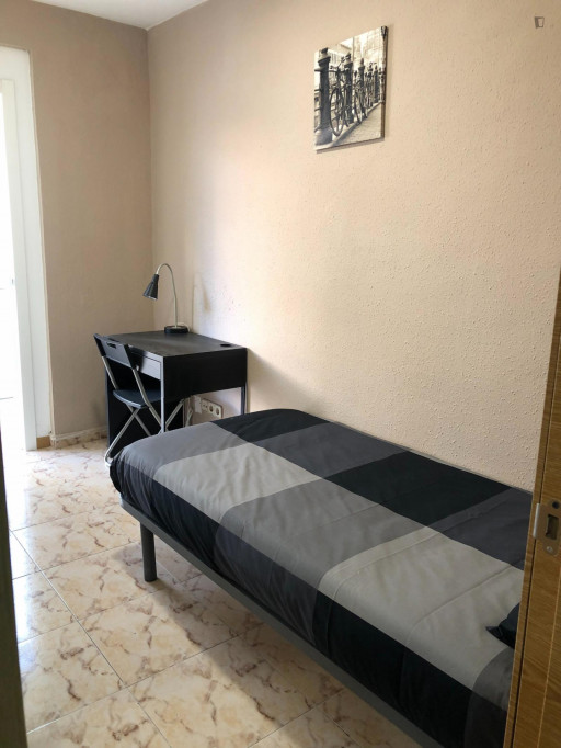 Comfy single bedroom with a balcony, near the Navas metro - Barcelone - chambre - ImmoJeune