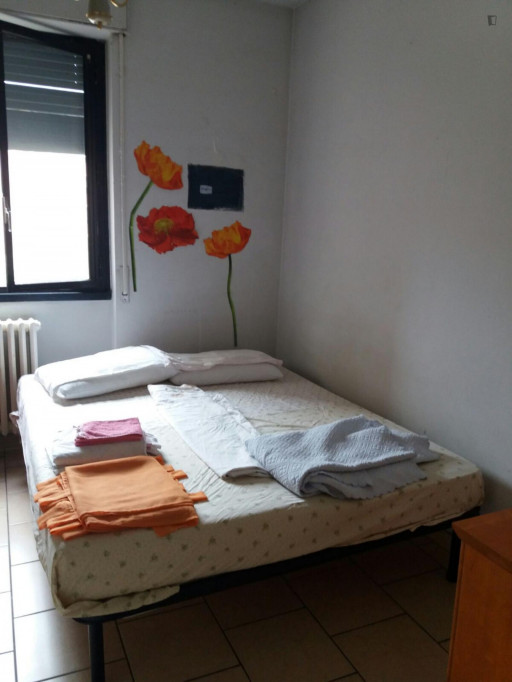 Spacious single bedroom close to Milano Nord Quarto Oggiaro train station - Milan - chambre - ImmoJeune