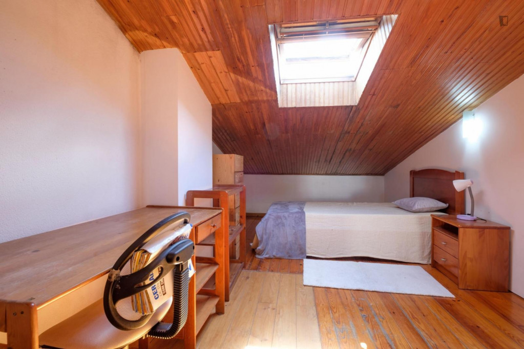 Comfortable and cozy bedroom in a student apartment, in Coimbra - Coimbra - chambre - ImmoJeune