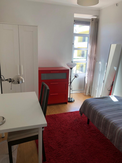 Really nice single bedroom in a flat, in São Sebastião - Lisbonne - chambre - ImmoJeune