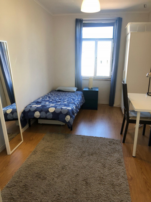 Excellent single bedroom with a nice view, in São Sebastião - Lisbonne - chambre - ImmoJeune