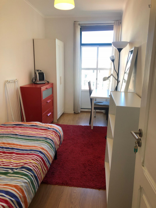Elegant single bedroom in a flat, in São Sebastião - Lisbonne - chambre - ImmoJeune