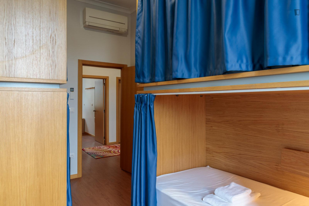 Multiple beds bedroom in 8-bedroom house - Vila Nova de Gaia - chambre - ImmoJeune
