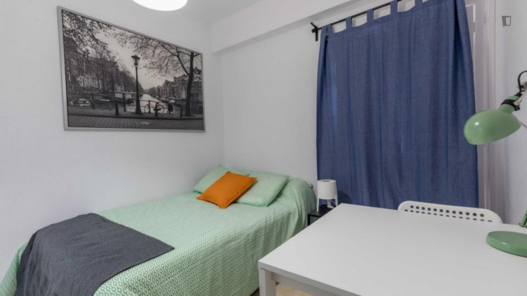 Comfortable double bedroom in El Cabanyal-El Canyamelar - Valence - chambre - ImmoJeune