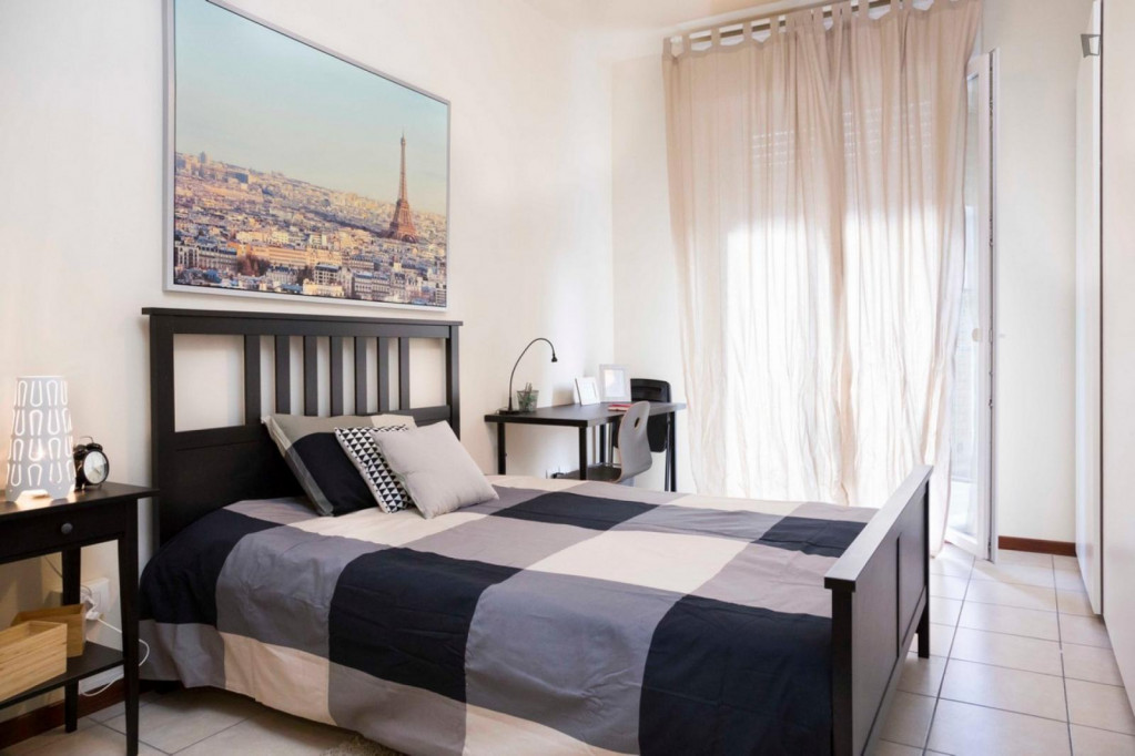Bright single bedroom with a private balcony, in Cesano Boscone - Milan - chambre - ImmoJeune