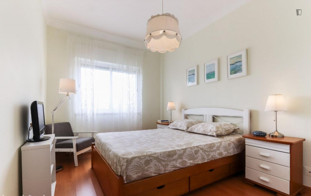Luminous double bedroom with a great view, in Lumiar - Lisbonne - chambre - ImmoJeune