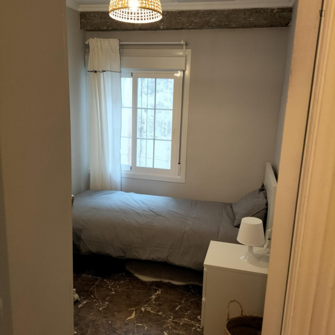 Almadraba Room - Small quiet cozy room with large window opening to patio. - Alicante - chambre - ImmoJeune