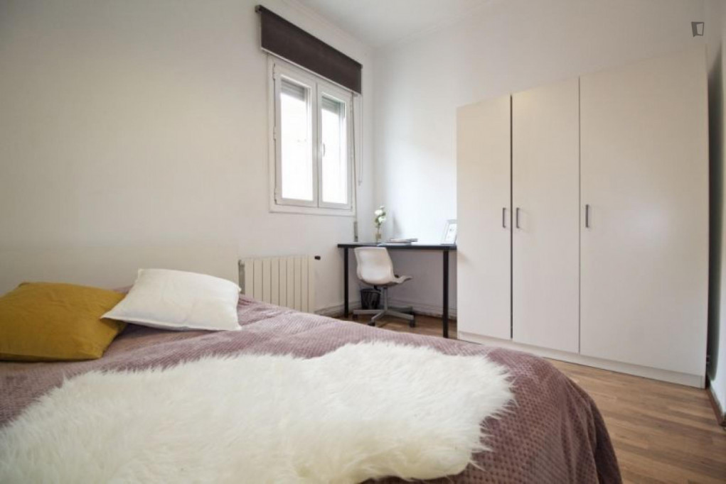 Bright and pleasant double bedroom near the Argüelles metro - Madrid - chambre - ImmoJeune