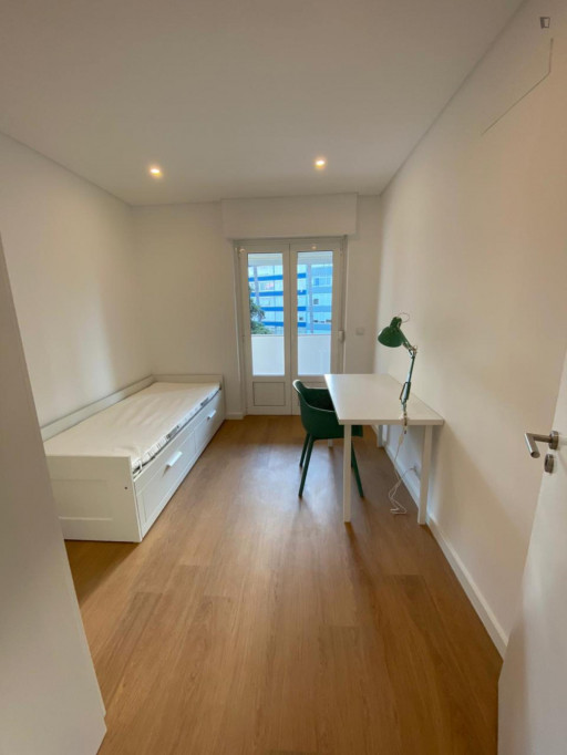 Single bedroom in a 5-bedroom apartment near Nova School of Business and Economics - Lisbonne - chambre - ImmoJeune