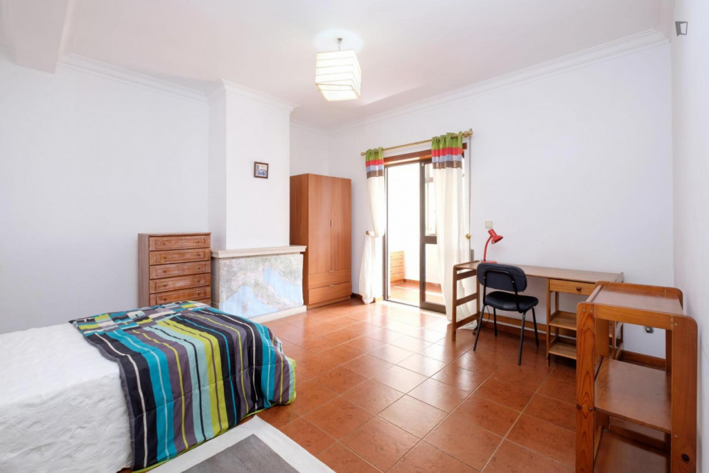 Spacious and cozy bedroom, with private balcony in a student apartment, Coimbra - Coimbra - chambre - ImmoJeune