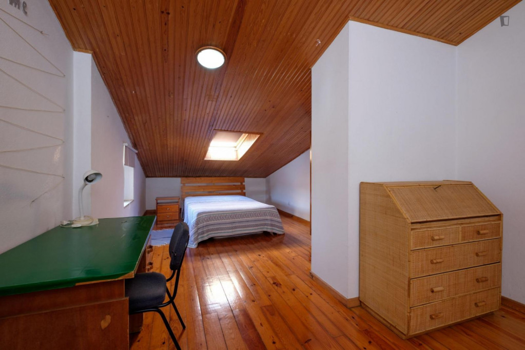 Giant and confortable double bedroom in a student apartment, in Coimbra - Coimbra - chambre - ImmoJeune