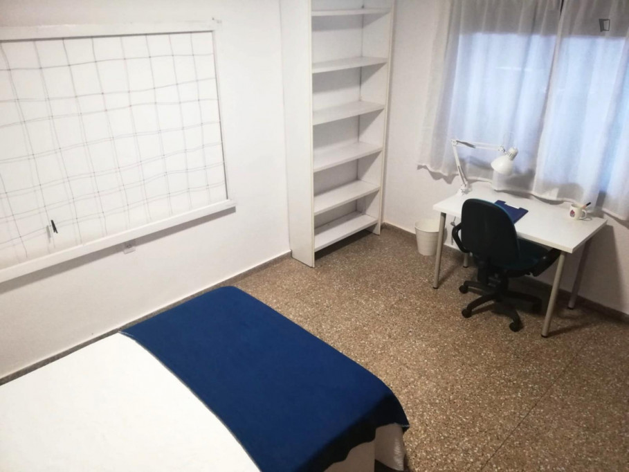 Double bedroom in a 3-bedroom flat, in La Vega Baixa - Valence - chambre - ImmoJeune