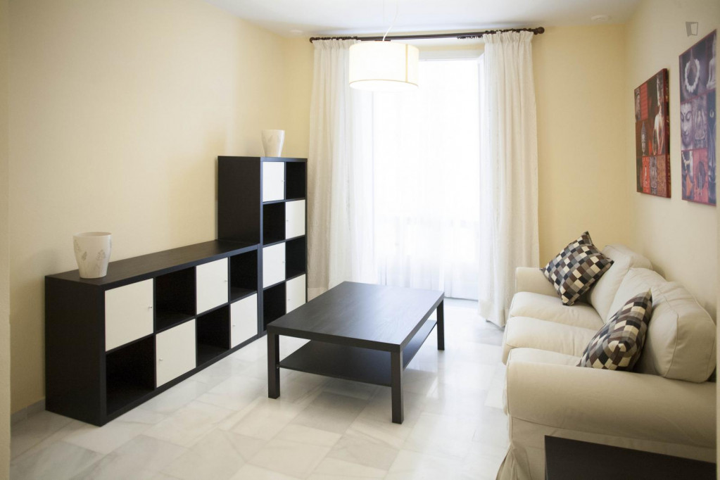 Urban 3-bedroom apartment near the Faculdad de Filosofía y Letras - Cadiz - chambre - ImmoJeune