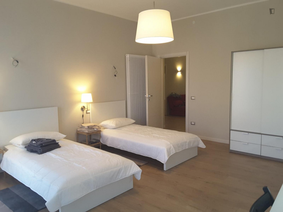 Twin bedroom in a 3-bedroom apartment near Torre dell'Orologio - Padova - chambre - ImmoJeune