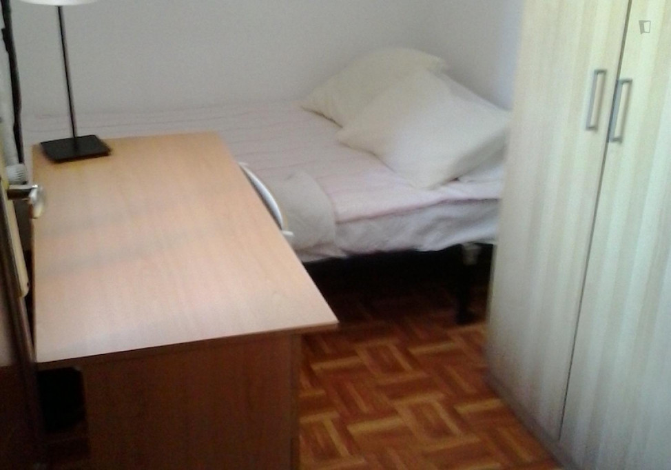 Tasteful double bedroom near the Puerta del Angel metro - Madrid - chambre - ImmoJeune