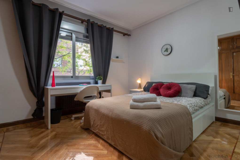Double bedroom, with private bathroom, in 4-bedroom apartment - Madrid - chambre - ImmoJeune