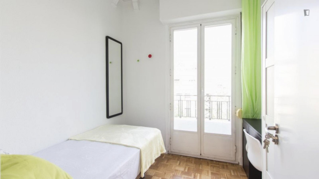 Tasteful single bedroom with a balcony, in Trafalagar - Madrid - chambre - ImmoJeune