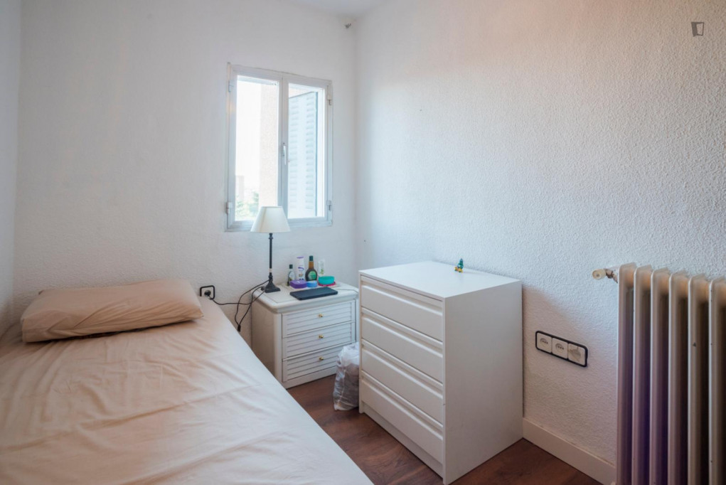 Shiny single bedroom near Parque Clara Eugenia - Madrid - chambre - ImmoJeune