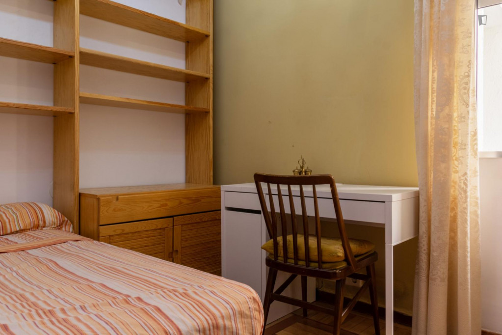 Single bedroom, with balcony, in 4-bedroom apartment - Madrid - chambre - ImmoJeune