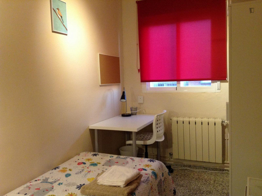 Pretty nice single bedroom near Alcalá Magna shopping centre - Madrid - chambre - ImmoJeune