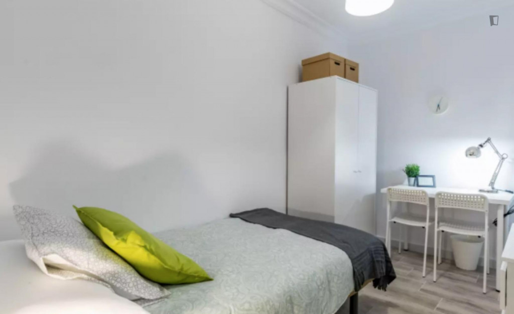 Homely double bedroom near the Av. del Cid metro - Valence - chambre - ImmoJeune