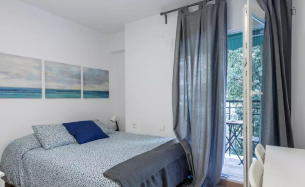 Excellent double bedroom with a balcony, in Sant Antoni - Valence - chambre - ImmoJeune