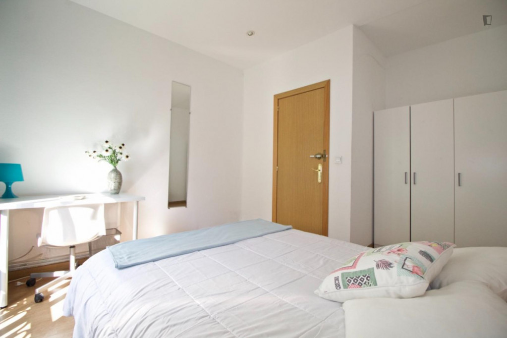 Double bedroom in a 6-bedroom flat, in Palos de la Frontera