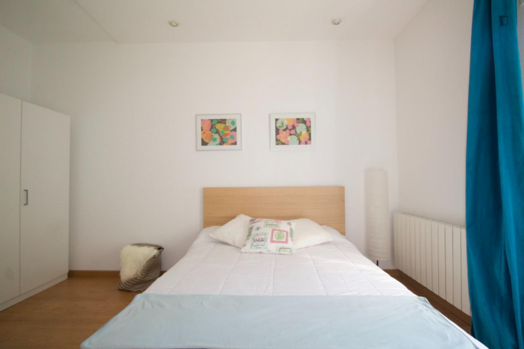 Double bedroom in a 6-bedroom flat, in Palos de la Frontera