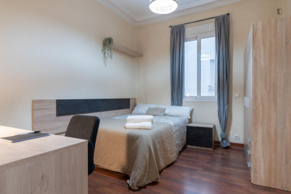 Elegant double bedroom in a 5-bedroom apartment, near Atocha