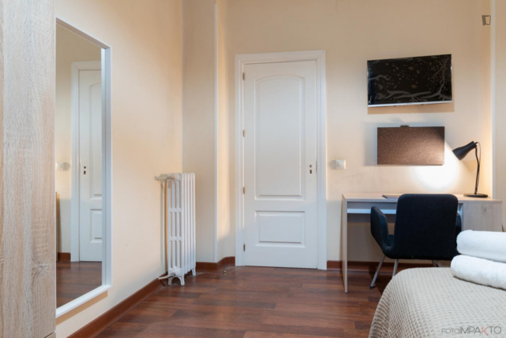 Elegant double bedroom in a 5-bedroom apartment, near Atocha
