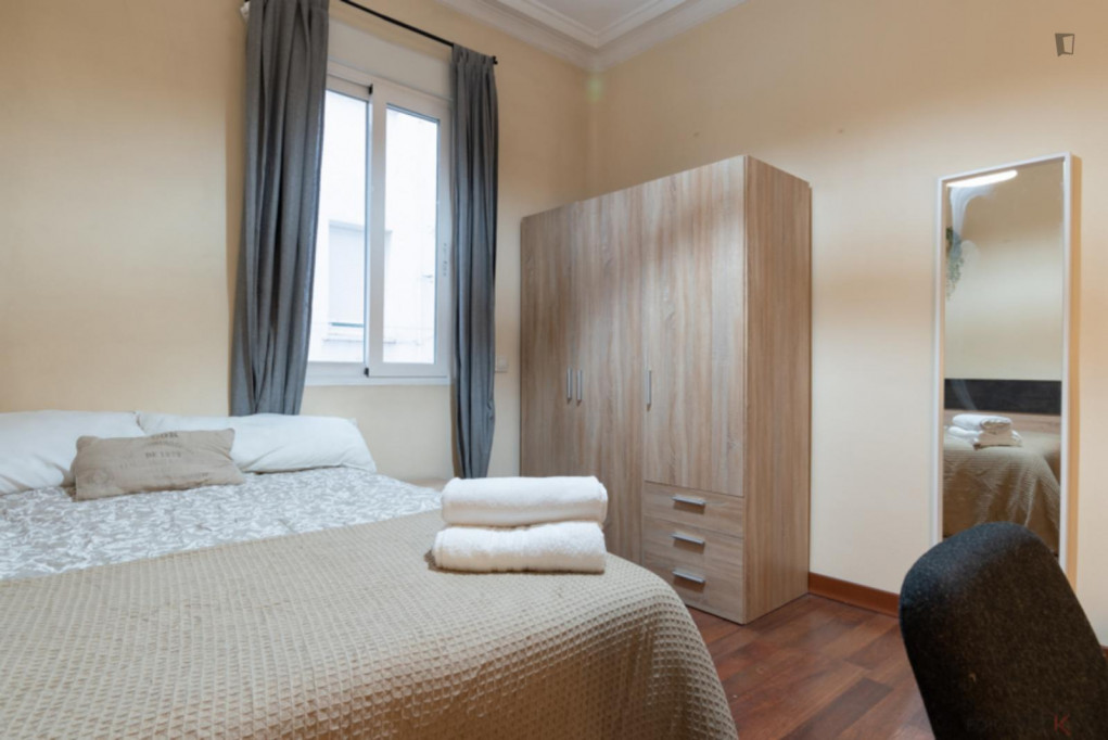 Elegant double bedroom in a 5-bedroom apartment, near Atocha