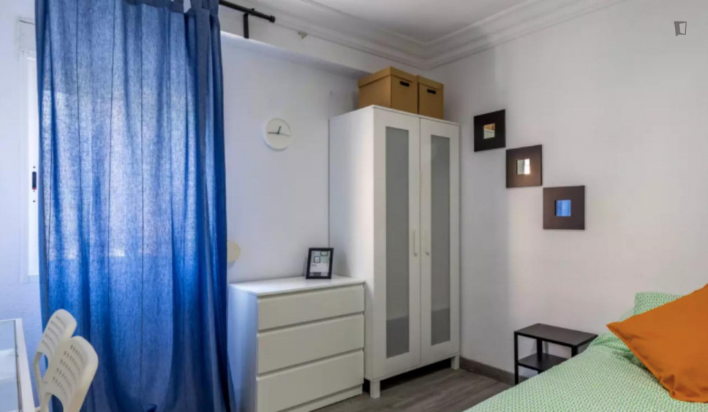 Neat single bedroom in a 3-bedroom flat, in Els Orriols - Valence - chambre - ImmoJeune