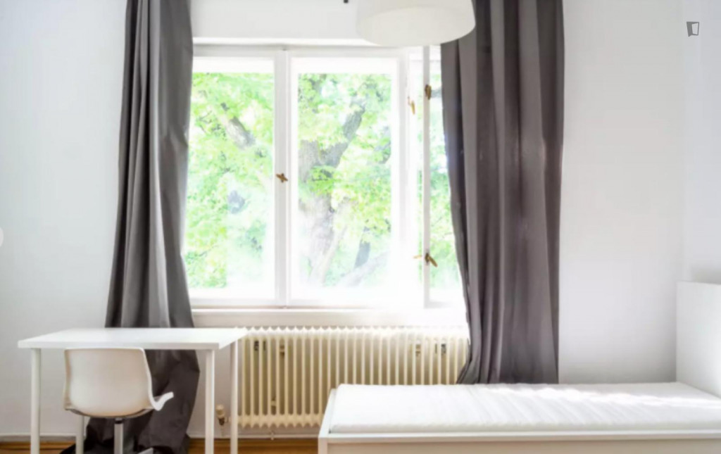 Bright single bedroom in a 4-bedroom apartment near U Grenzallee (Berlin) transport station - Berlin - chambre - ImmoJeune
