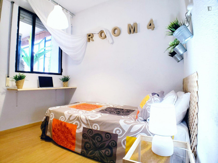 Nice single room in a 4 room flat at Madrid