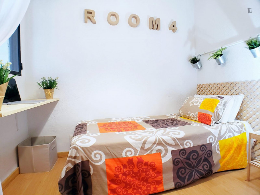Nice single room in a 4 room flat at Madrid