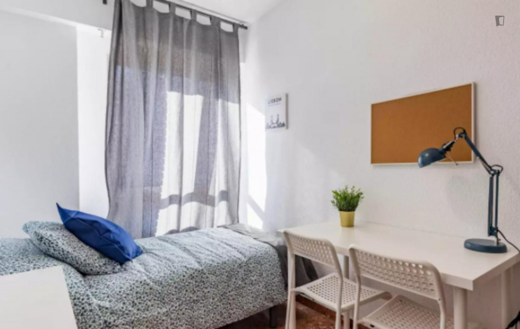 Neat single bedroom in a student flat, in Nou Campanar - Valence - chambre - ImmoJeune