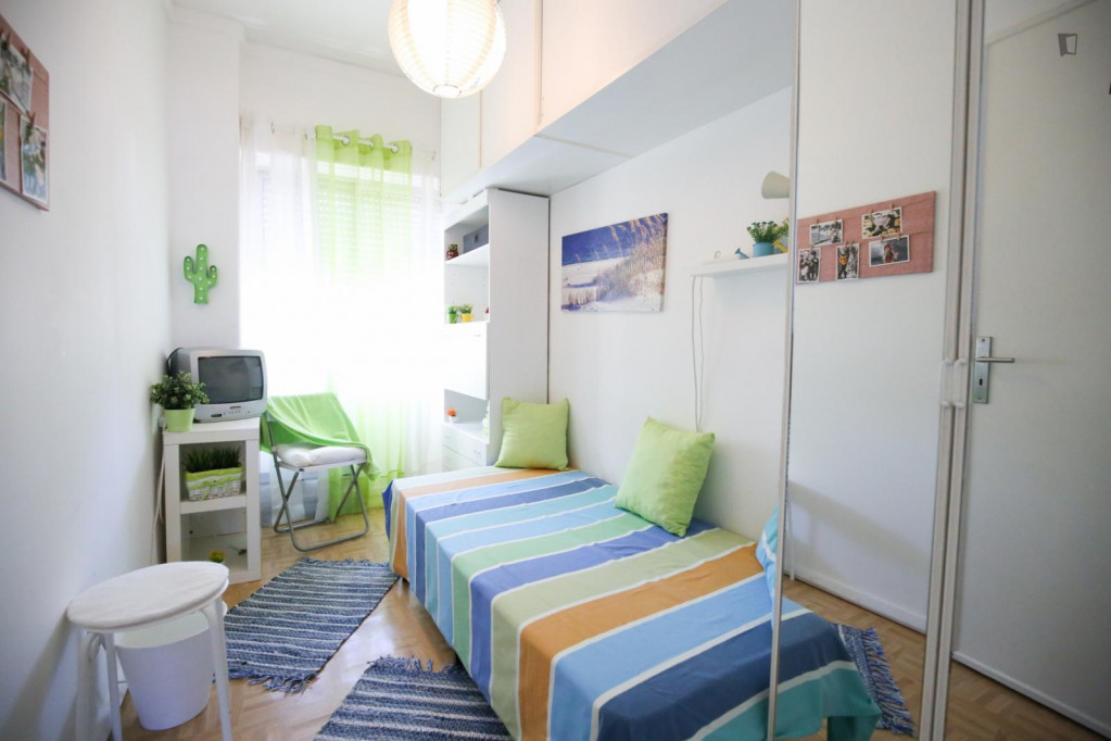 Single in single bedroom in 3-bedroom apartment close to ISLA - Lisbonne - chambre - ImmoJeune