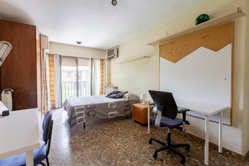 Enormous room with private bathroom, double bed, and big shiny full-size window