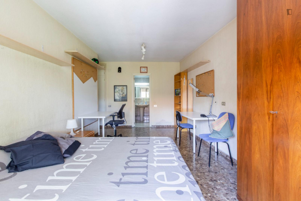 Enormous room with private bathroom, double bed, and big shiny full-size window