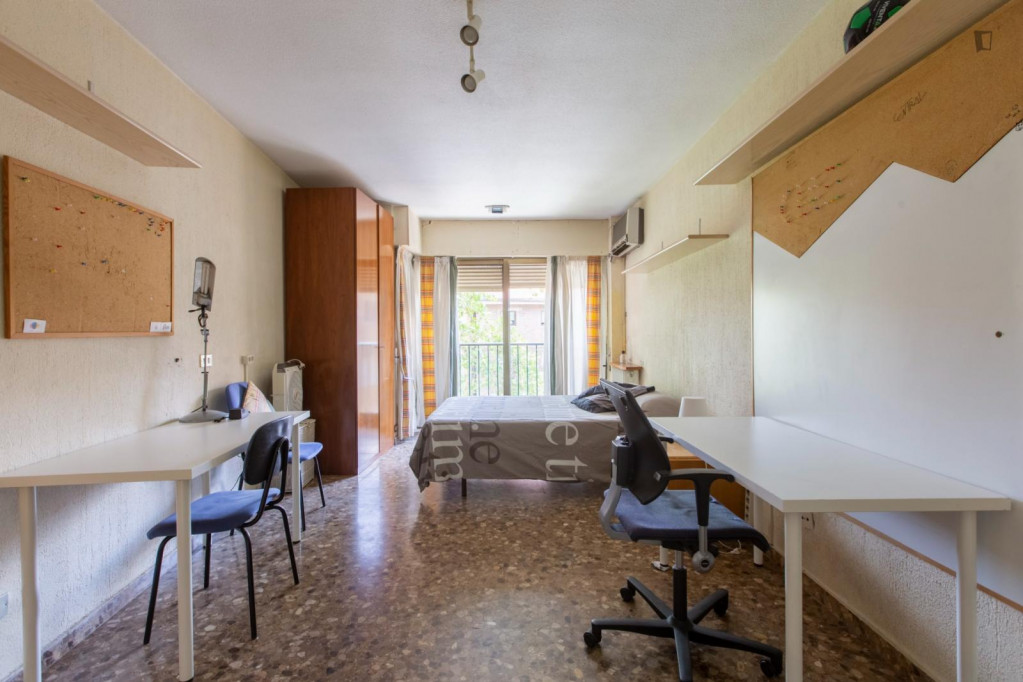 Enormous room with private bathroom, double bed, and big shiny full-size window