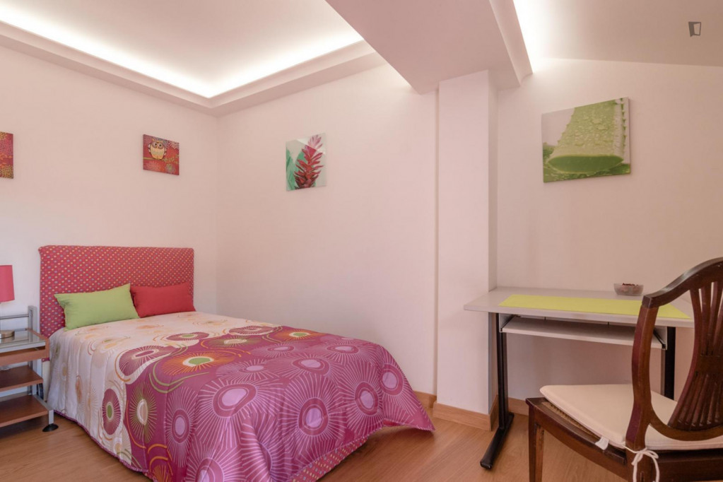 Colourful single bedroom in Campolide - Lisbonne - chambre - ImmoJeune