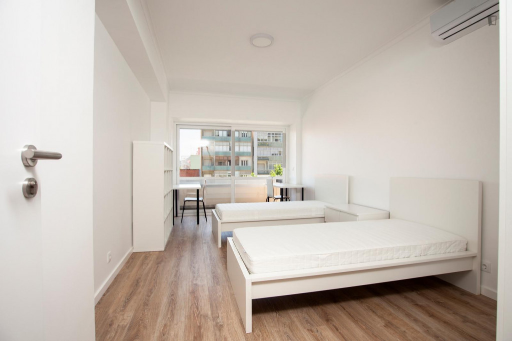Twin Bedroom w/ AC and balcony, nearby UL and Campo Grande Garden - Lisbonne - chambre - ImmoJeune