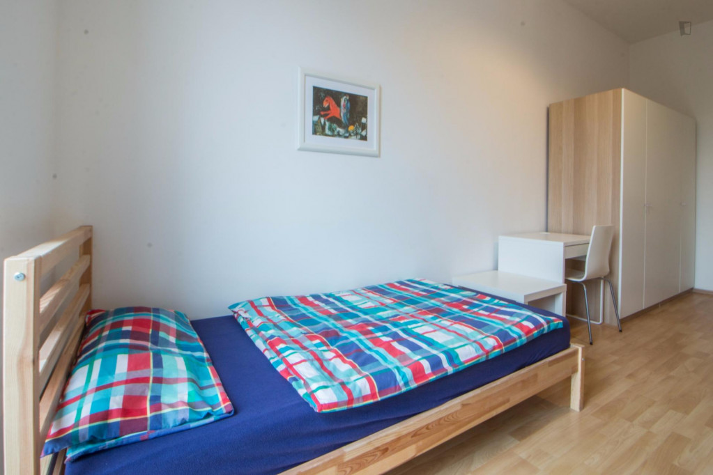 Single bed in welcoming triple bedroom in Neukölln