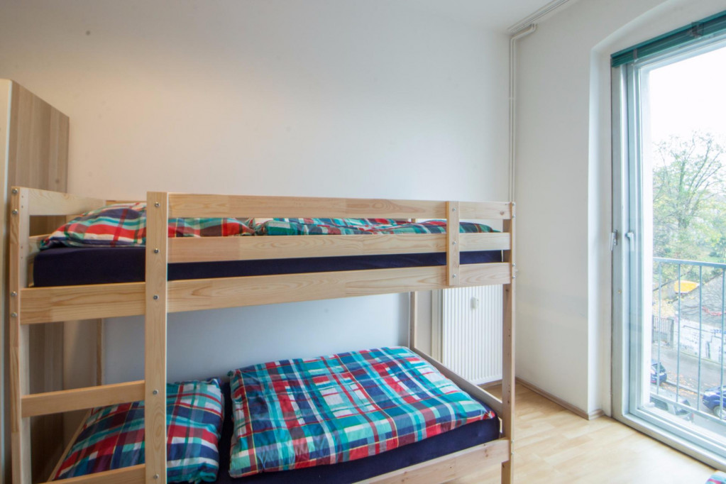 Single bed in welcoming triple bedroom in Neukölln