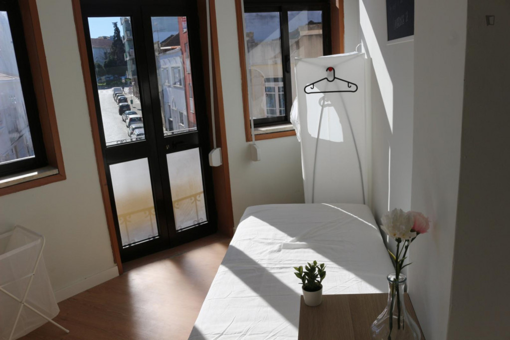 Sunny single bedroom with a balcony, in Paranhos - Porto - chambre - ImmoJeune