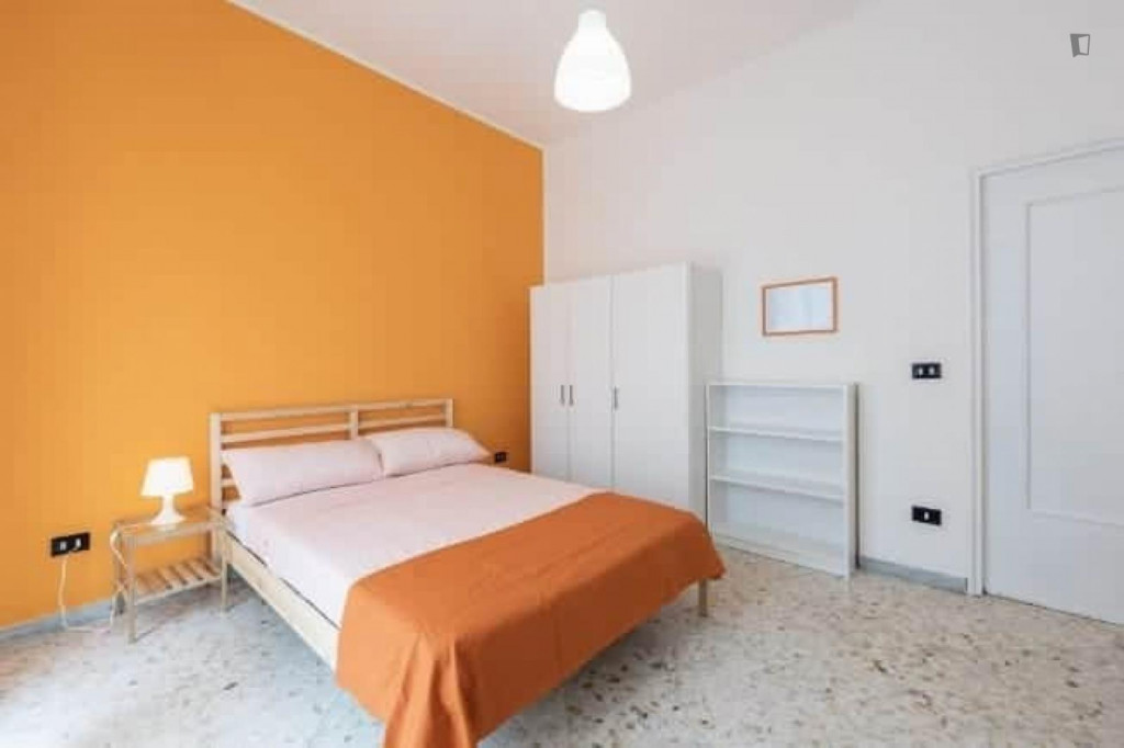 Large and bright bedroom near Quintino Sella train station - Bari - chambre - ImmoJeune