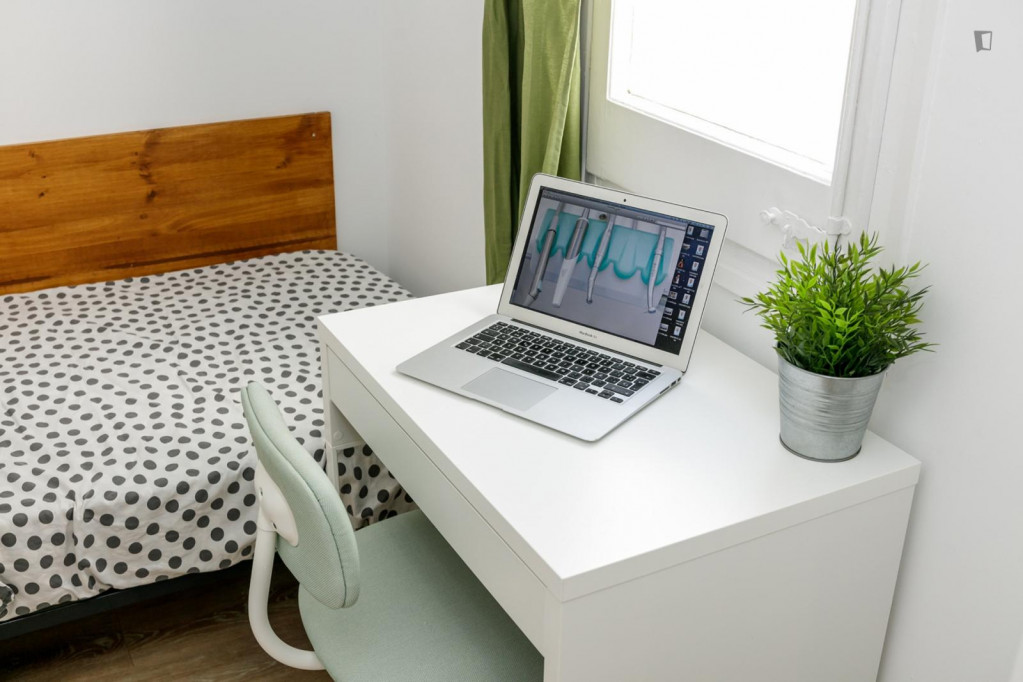 Cool single bedroom in a 5-bedroom flat, in Collblanc - Barcelone - chambre - ImmoJeune