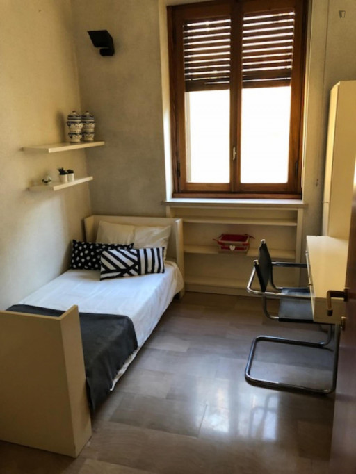 Snug single bedroom in a 6-bedroom flat, in Bocconi-Porta Romana - Milan - chambre - ImmoJeune