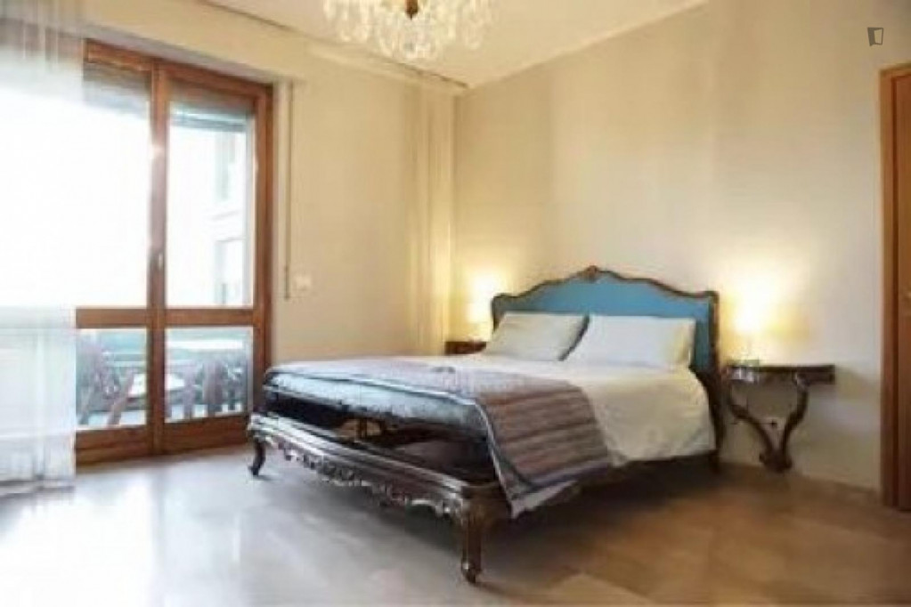 Delightful double bedroom with a balcony, in Bocconi-Porta Romana - Milan - chambre - ImmoJeune
